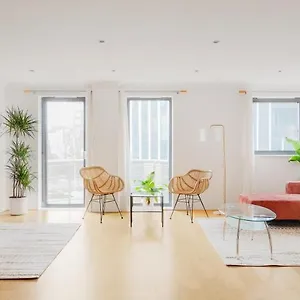  Apartment Riverside Two Bedroom In Canary Wharf