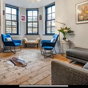  Apartment Tower Bridge, Boutique, Shad Thames Butlers Wharf Secure Parking , Balcony View Of Shard, Luxury With Van Parking Upto 4 Vans Ideal For Builders Shopfitters Secure Cctv