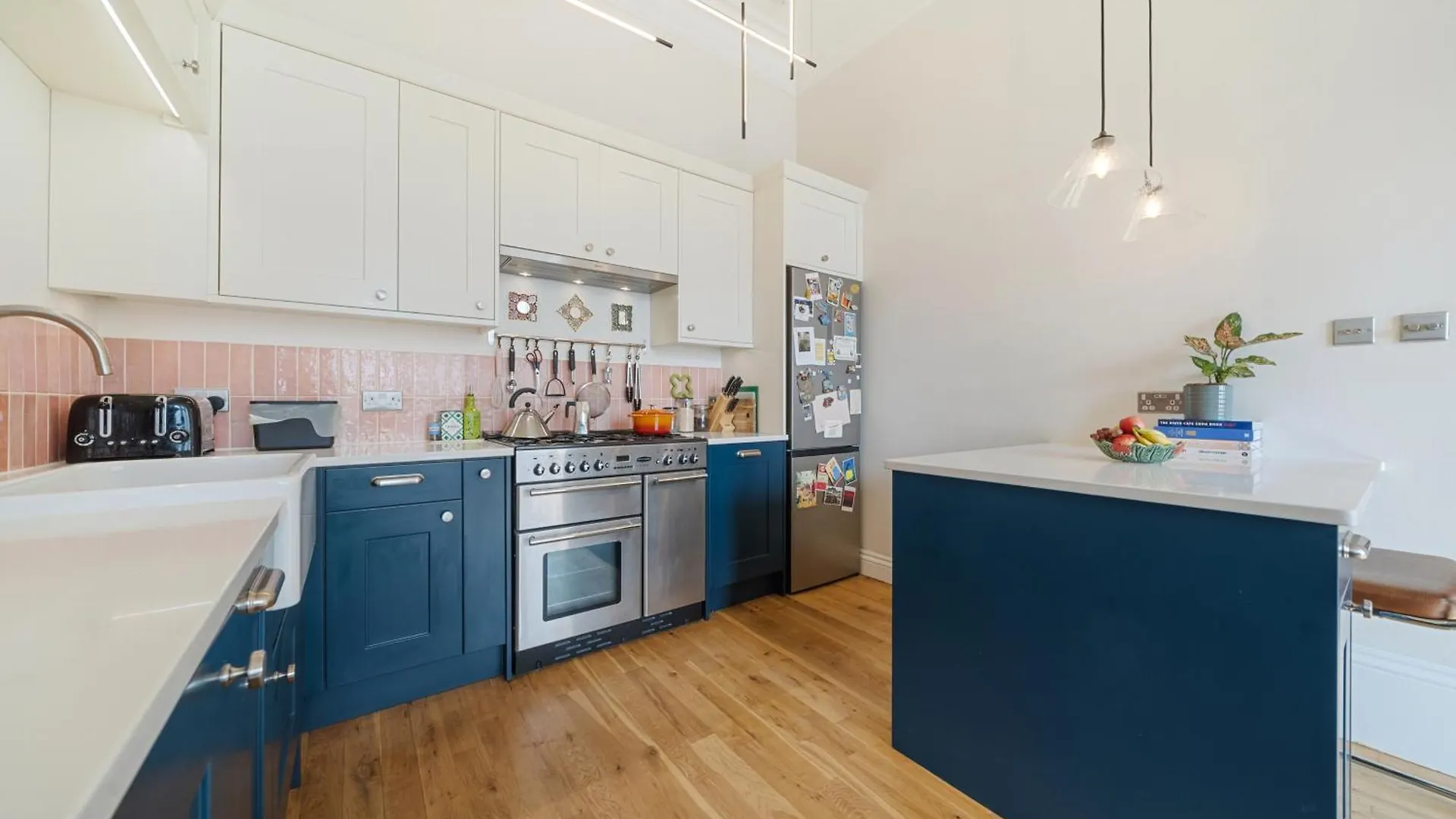 Spacious & Luxurious 2-Bedroom Edwardian Apartment London 0*,  United Kingdom