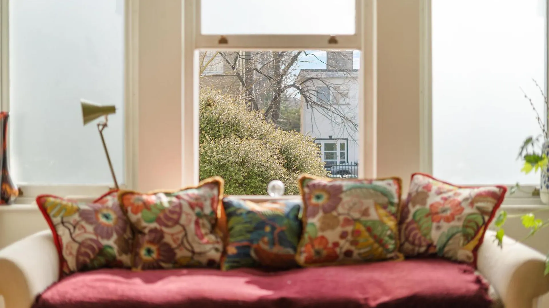 Spacious & Luxurious 2-Bedroom Edwardian Apartment London
