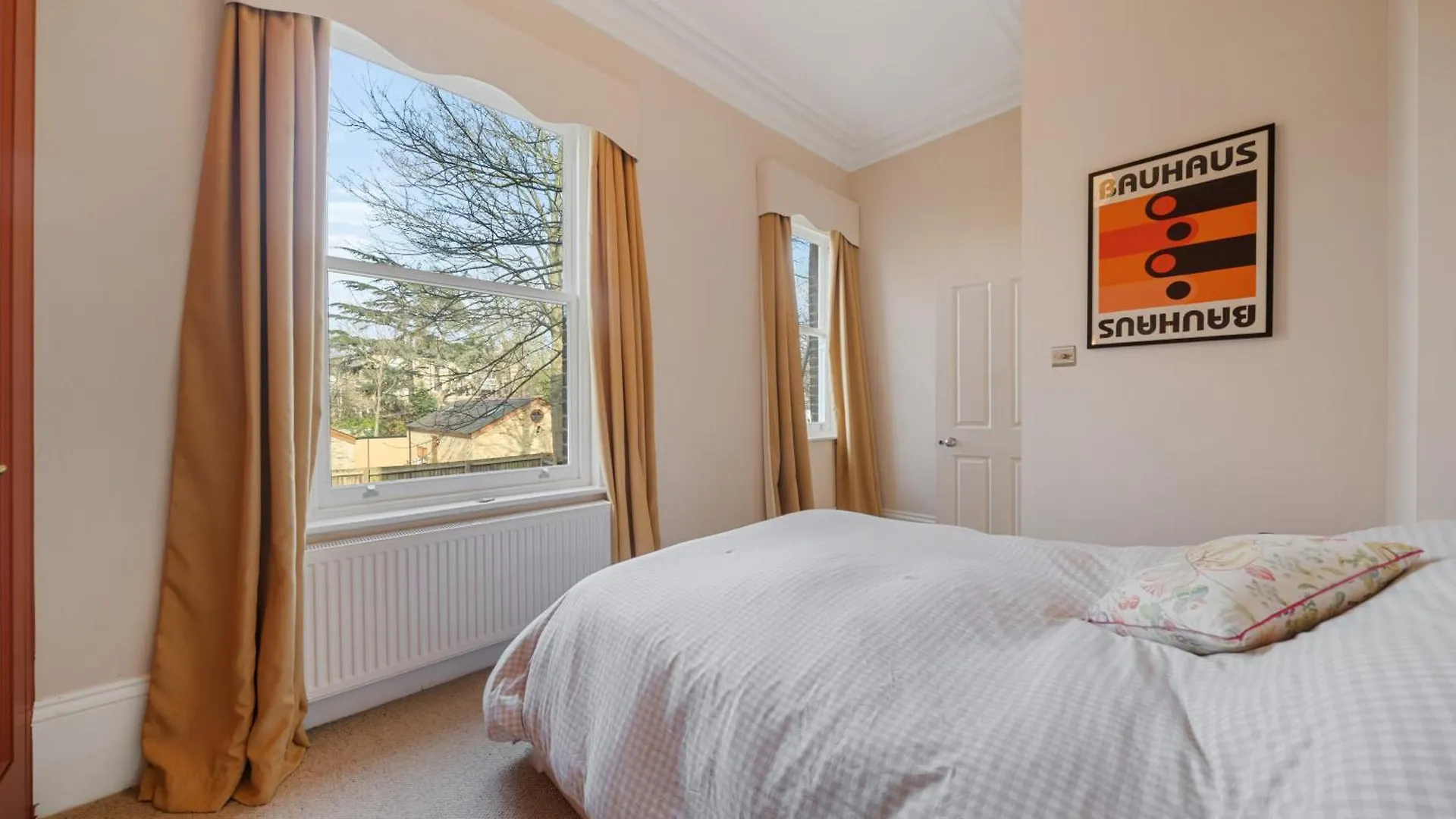 Spacious & Luxurious 2-Bedroom Edwardian Apartment London