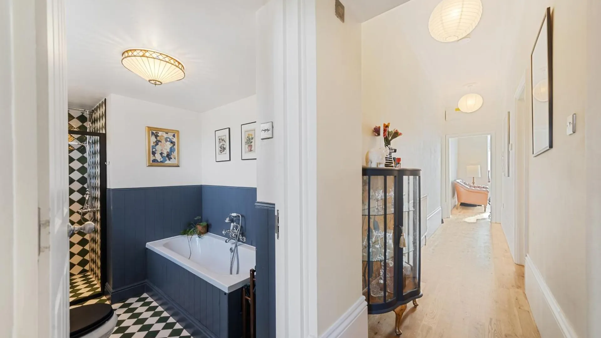 Spacious & Luxurious 2-Bedroom Edwardian Apartment London