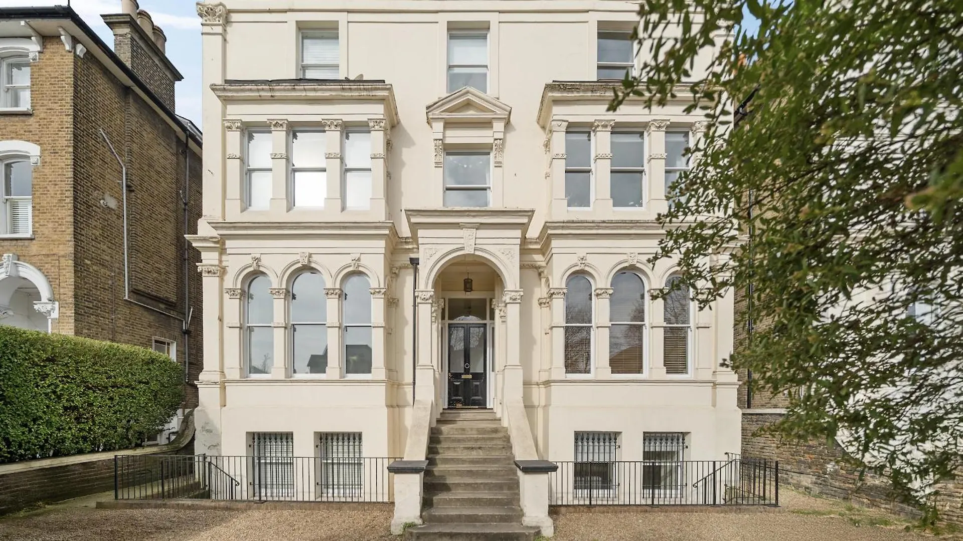 Spacious & Luxurious 2-Bedroom Edwardian Apartment London